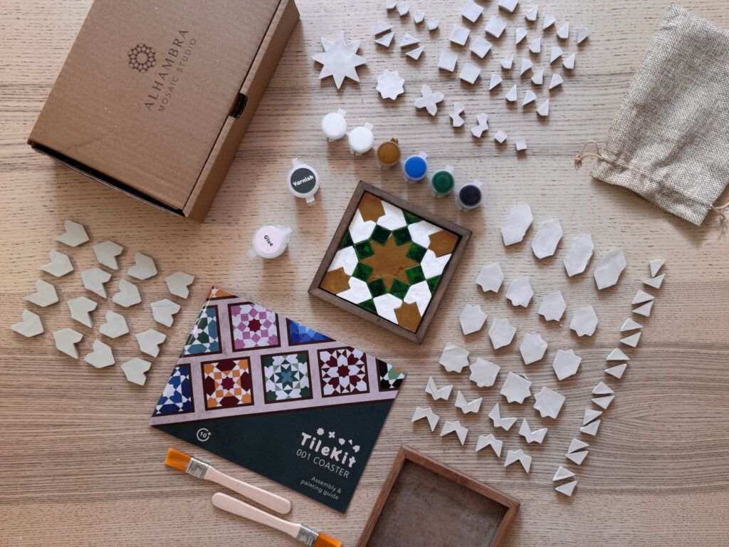Contenido del kit con un posavasos pintado en la paleta Alhambra / Sevilla